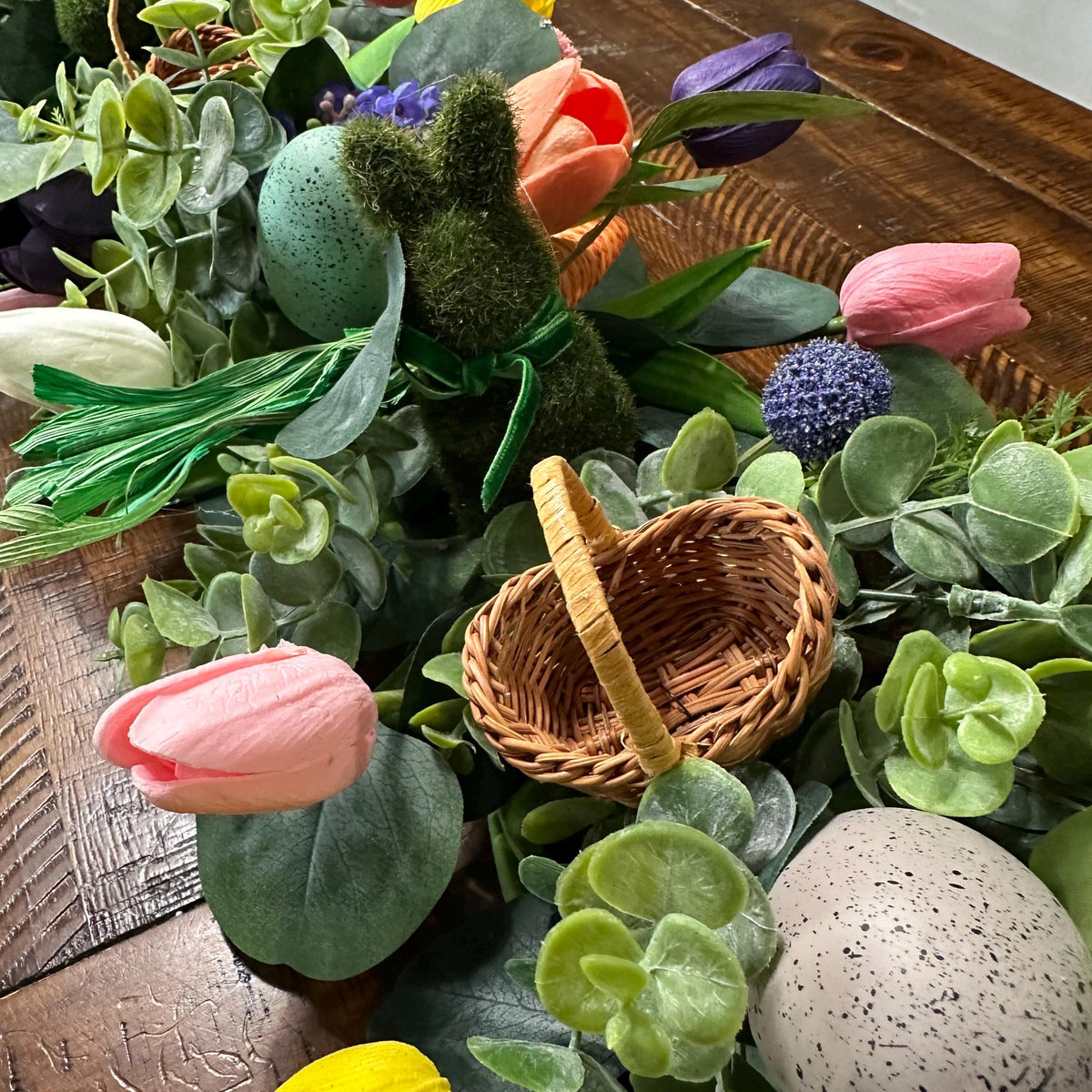 Easter garland for table or your mantle. Spring is around the corner. Perfect for hosting Easter brunch or lunch. This garland stunning!
